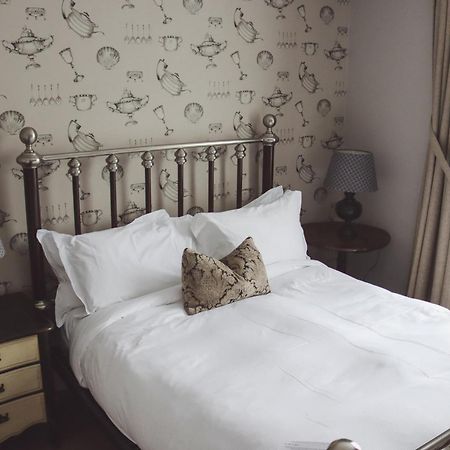 Longlands Inn & Cottages Карнфорт Экстерьер фото A bedroom at the hotel