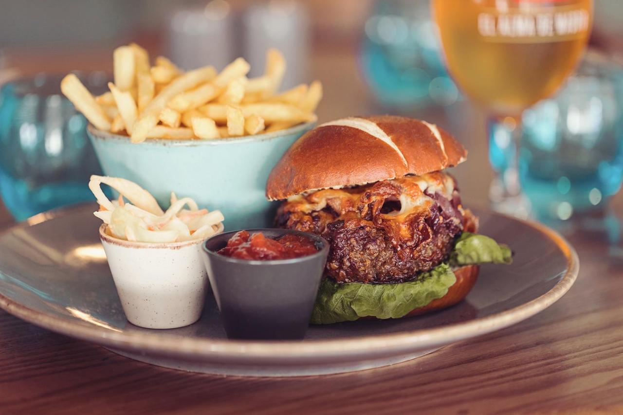 Longlands Inn & Cottages Карнфорт Экстерьер фото A burger at the restaurant