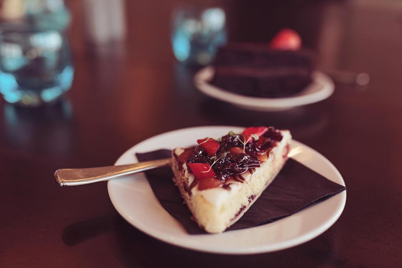 Longlands Inn & Cottages Карнфорт Экстерьер фото A slice of strawberry shortcake