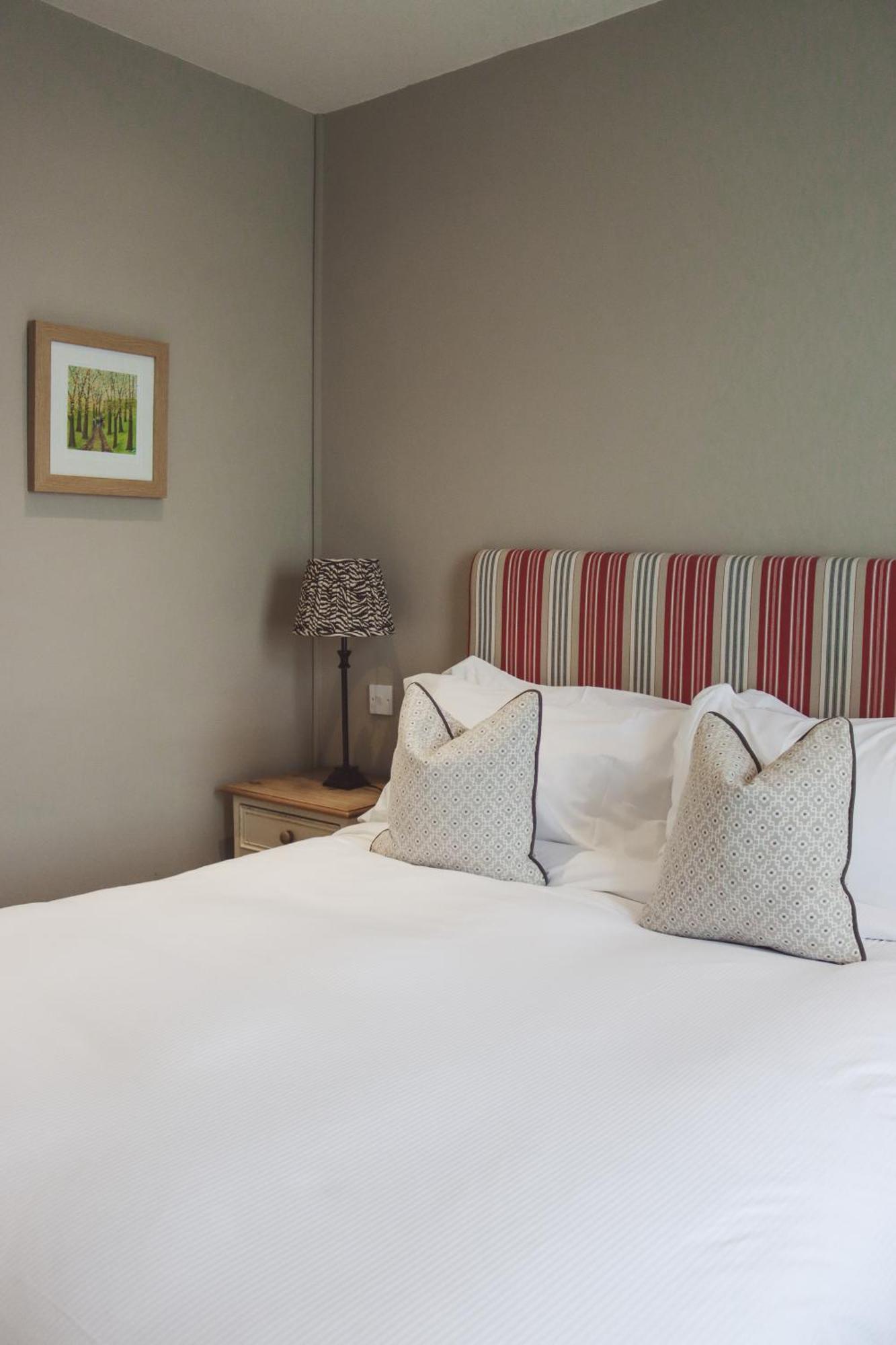 Longlands Inn & Cottages Карнфорт Экстерьер фото A bedroom at The Old Inn