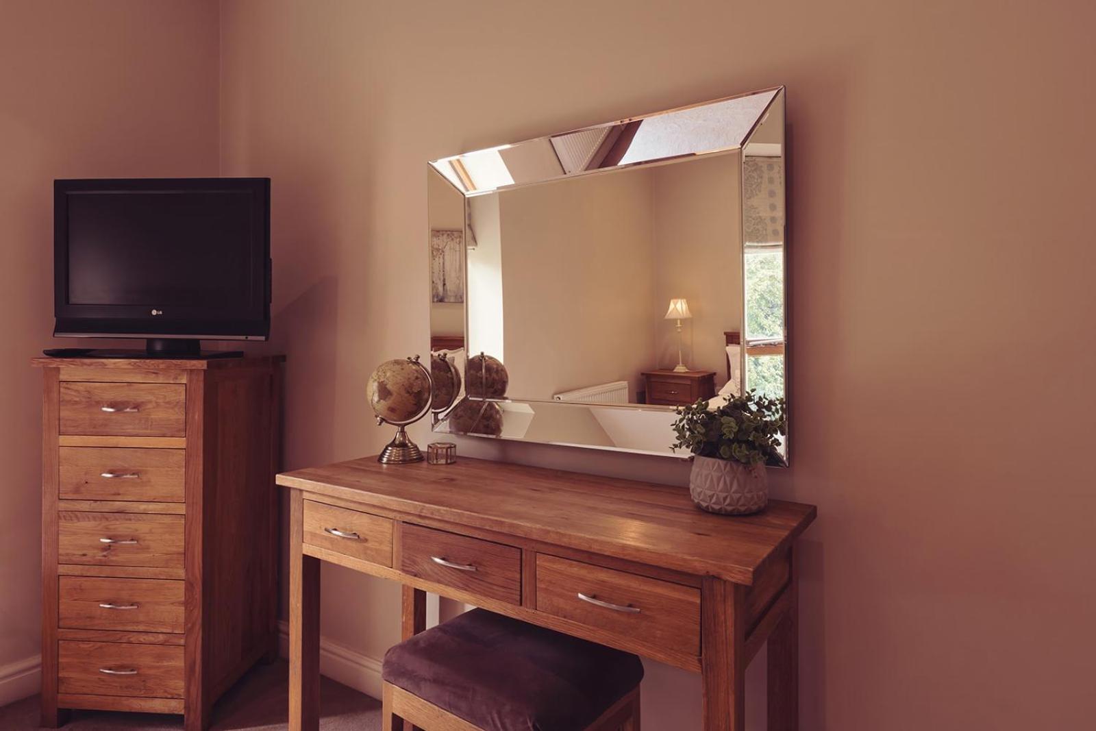 Longlands Inn & Cottages Карнфорт Экстерьер фото A dressing table with a mirror