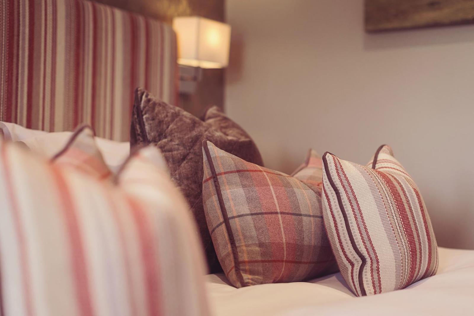 Longlands Inn & Cottages Карнфорт Экстерьер фото Cushions on a bed