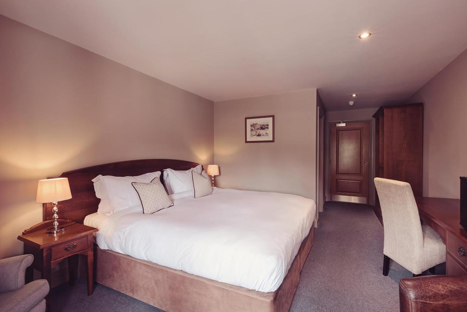 Longlands Inn & Cottages Карнфорт Экстерьер фото A bedroom at the hotel