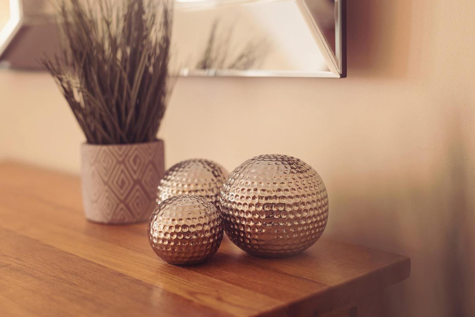 Longlands Inn & Cottages Карнфорт Экстерьер фото Orbs on a table