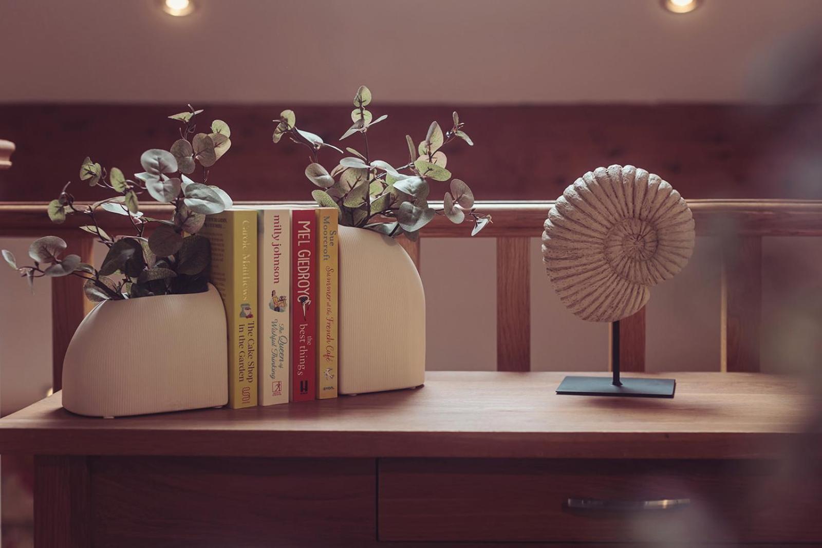 Longlands Inn & Cottages Карнфорт Экстерьер фото A 3D rendering of a bookshelf