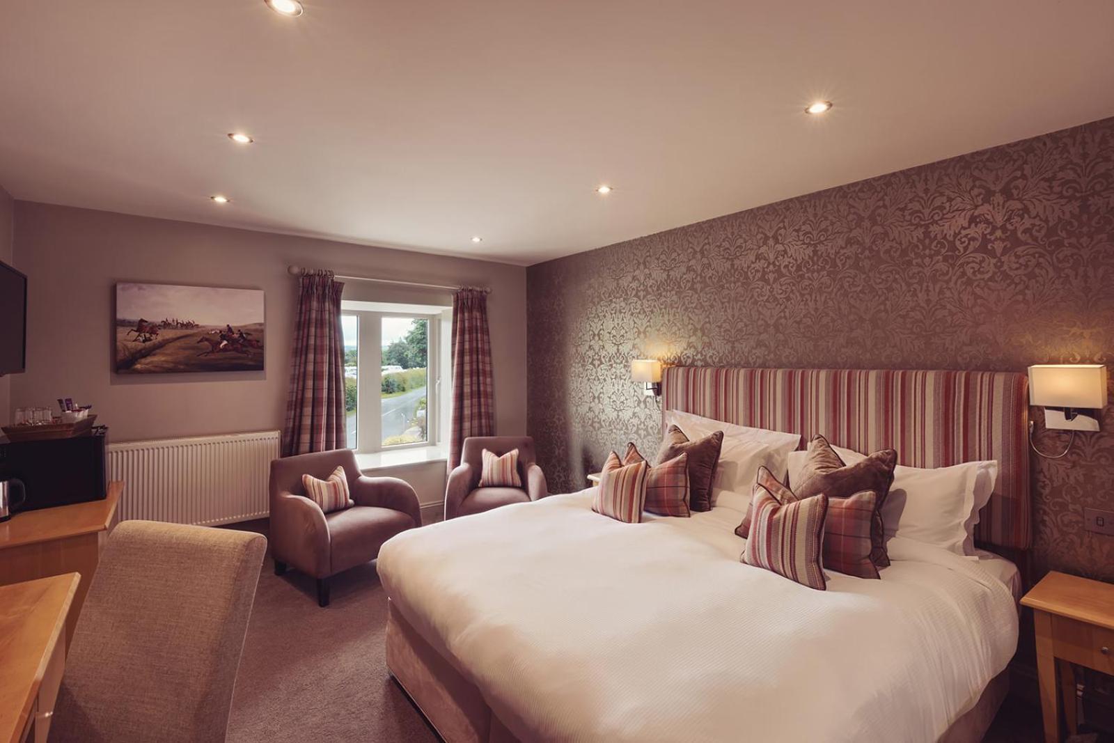 Longlands Inn & Cottages Карнфорт Экстерьер фото A bedroom at the hotel