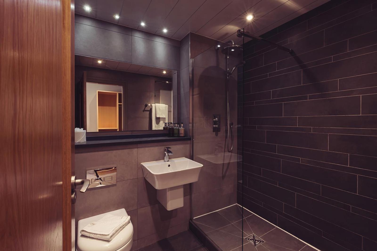 Longlands Inn & Cottages Карнфорт Экстерьер фото A wet room