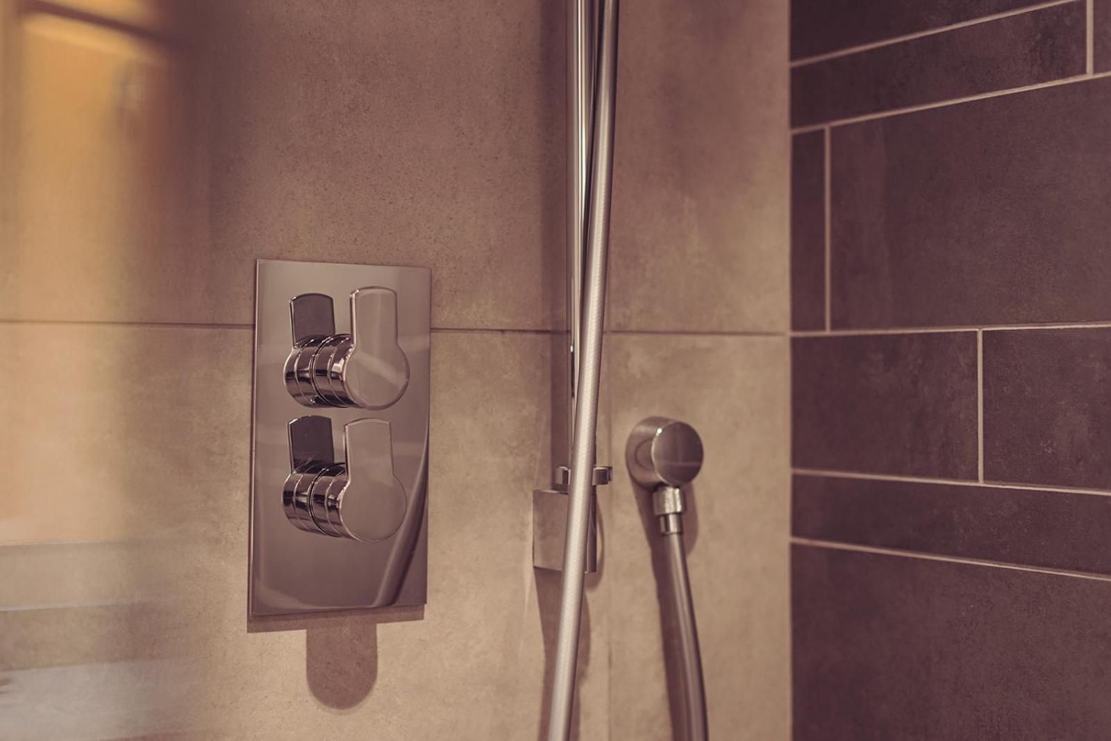 Longlands Inn & Cottages Карнфорт Экстерьер фото A shower