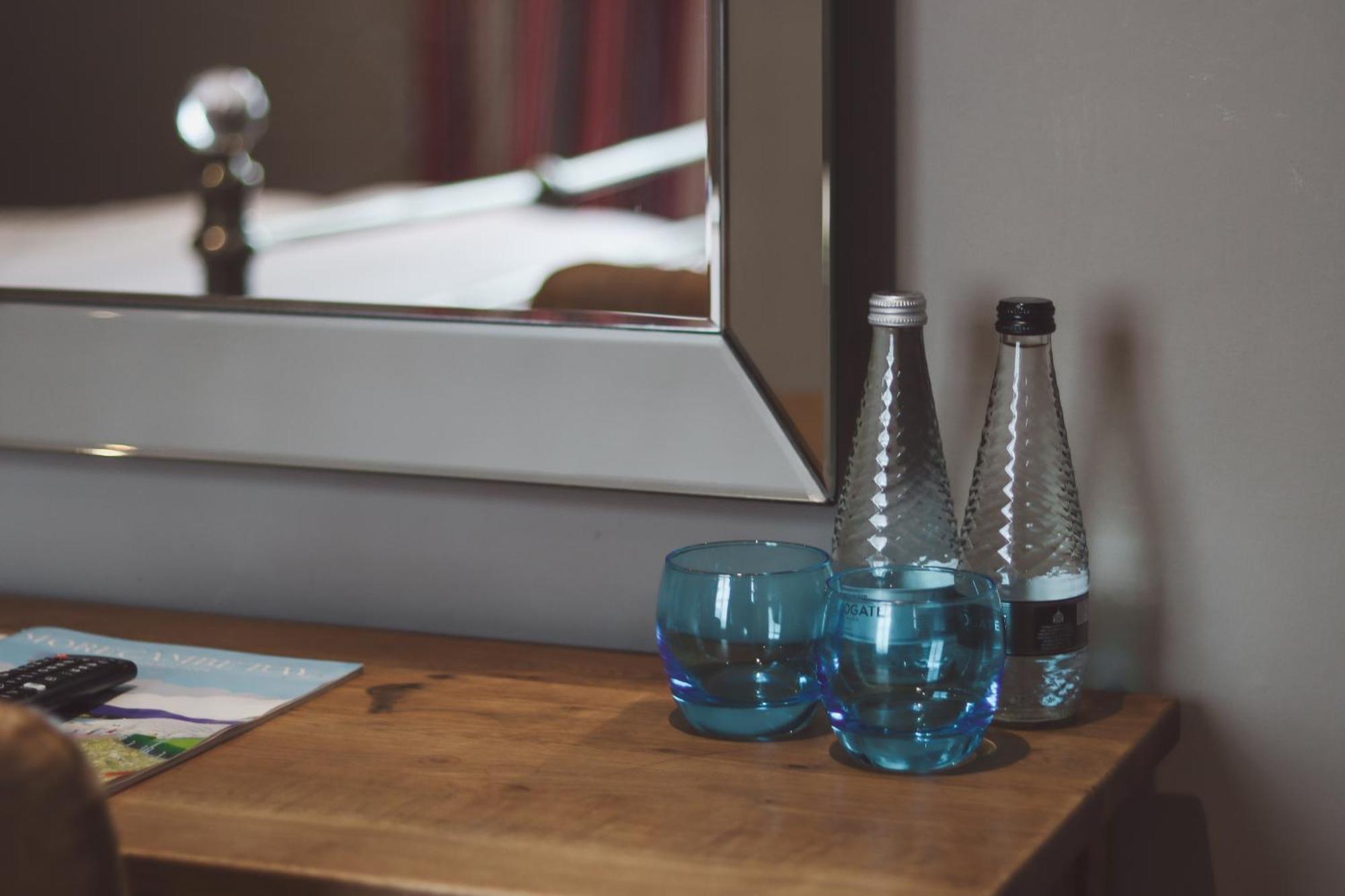 Longlands Inn & Cottages Карнфорт Экстерьер фото Bottled water in a hotel room