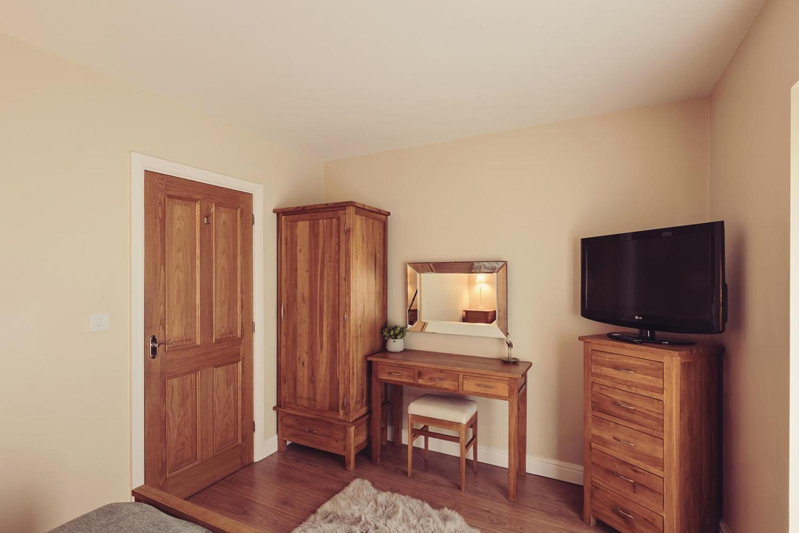 Longlands Inn & Cottages Карнфорт Экстерьер фото Oak bedroom furniture