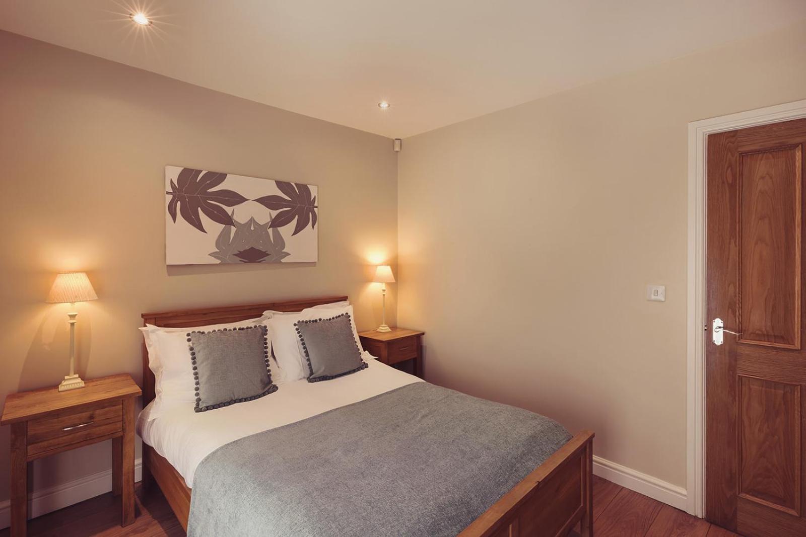 Longlands Inn & Cottages Карнфорт Экстерьер фото A bedroom at the hotel