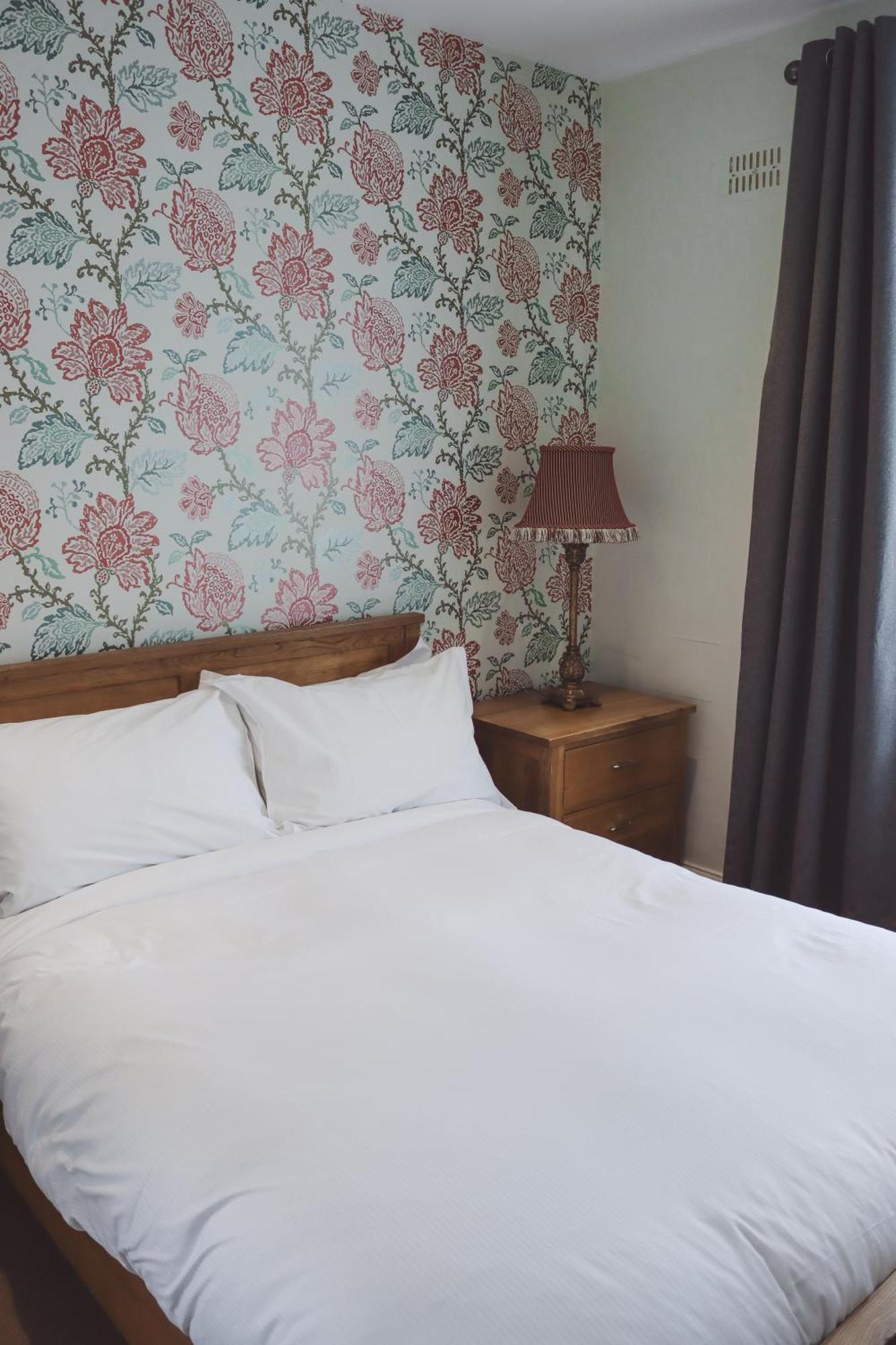 Longlands Inn & Cottages Карнфорт Экстерьер фото A bedroom at the hotel
