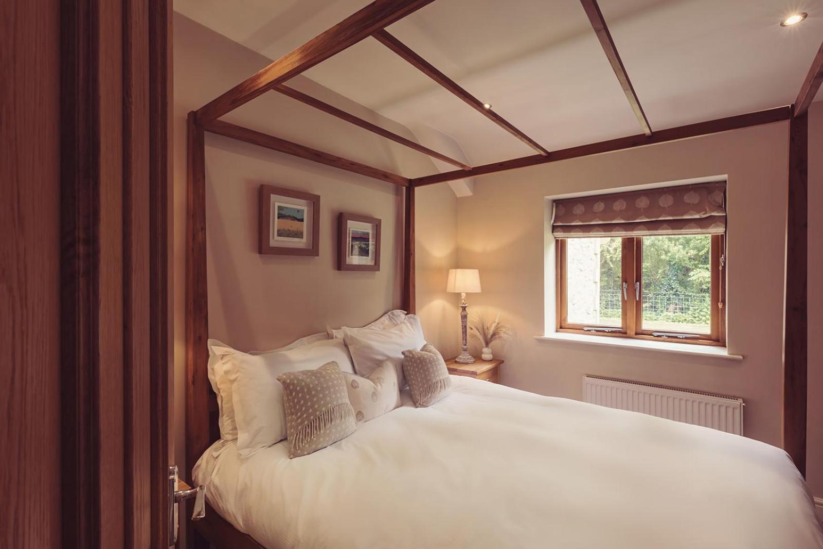 Longlands Inn & Cottages Карнфорт Экстерьер фото A bedroom at the hotel