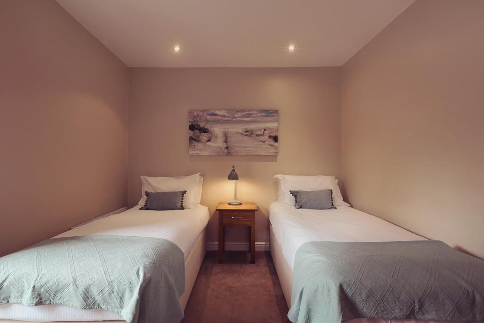 Longlands Inn & Cottages Карнфорт Экстерьер фото A twin bedroom