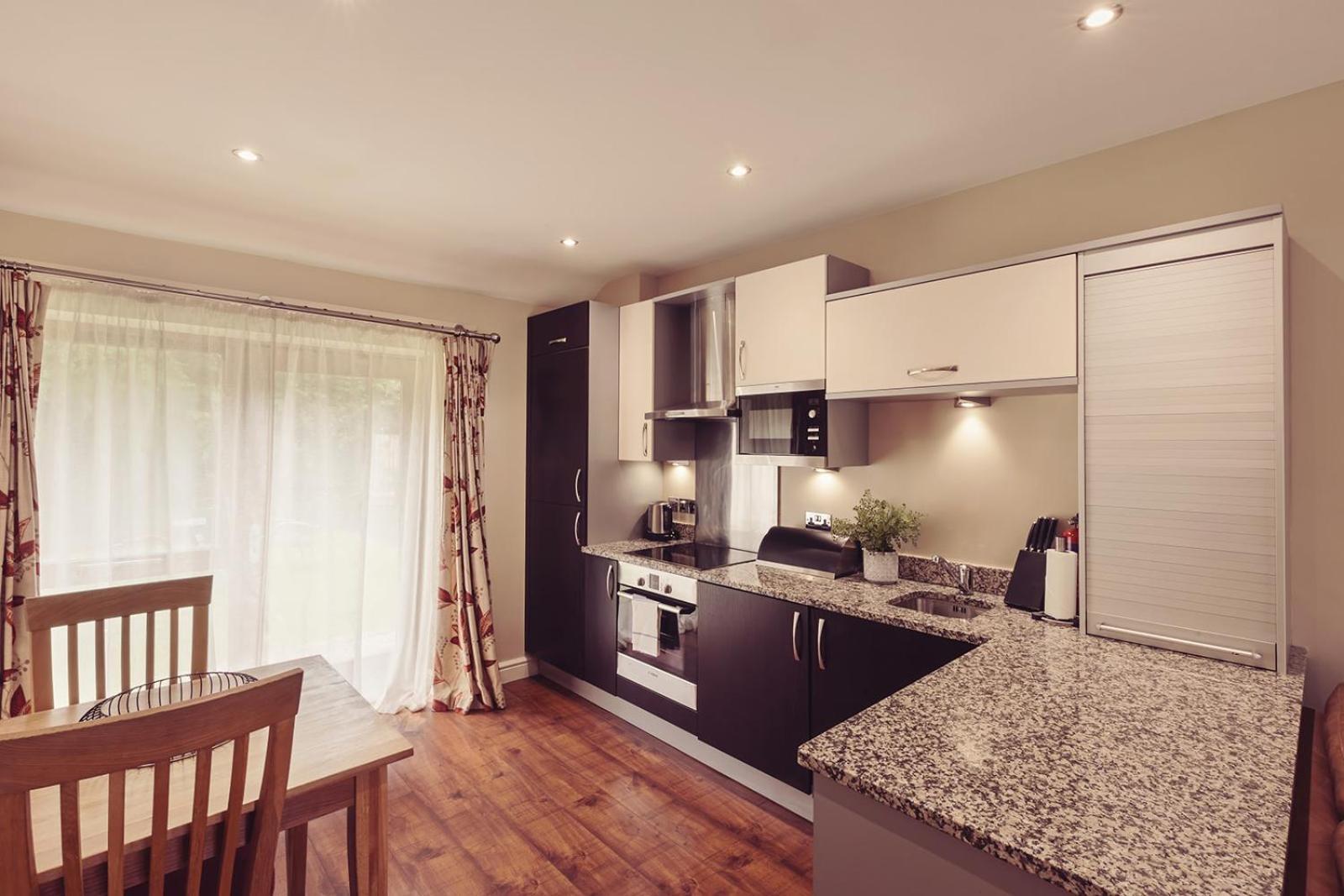 Longlands Inn & Cottages Карнфорт Экстерьер фото A modern kitchen