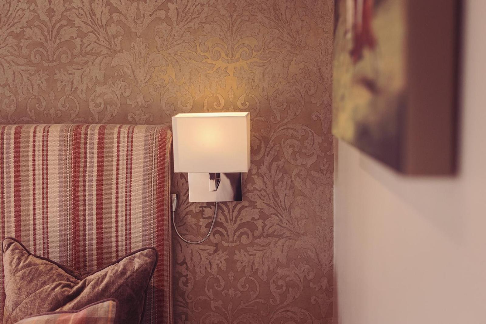 Longlands Inn & Cottages Карнфорт Экстерьер фото A wall light