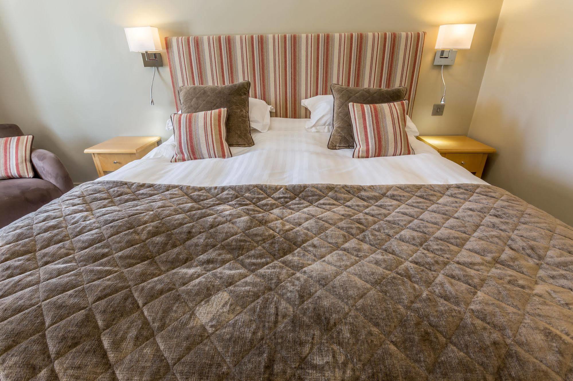 Longlands Inn & Cottages Карнфорт Экстерьер фото A bed with a duvet